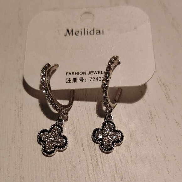 Sparkly Clover - Picture 1 of 1